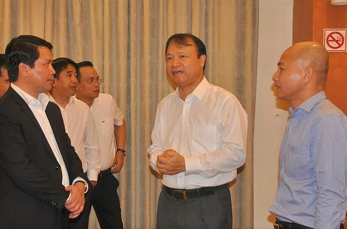 Thứ trưởng Bộ Công Thương Đỗ Thắng Hải (áo trắng) trao đổi cùng lãnh đạo Sở Công Thương TP.HCM và các địa phương tại hội nghị