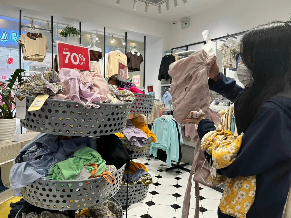 Khách hàng chọn áo kiểu, đầm đang giảm giá 70%