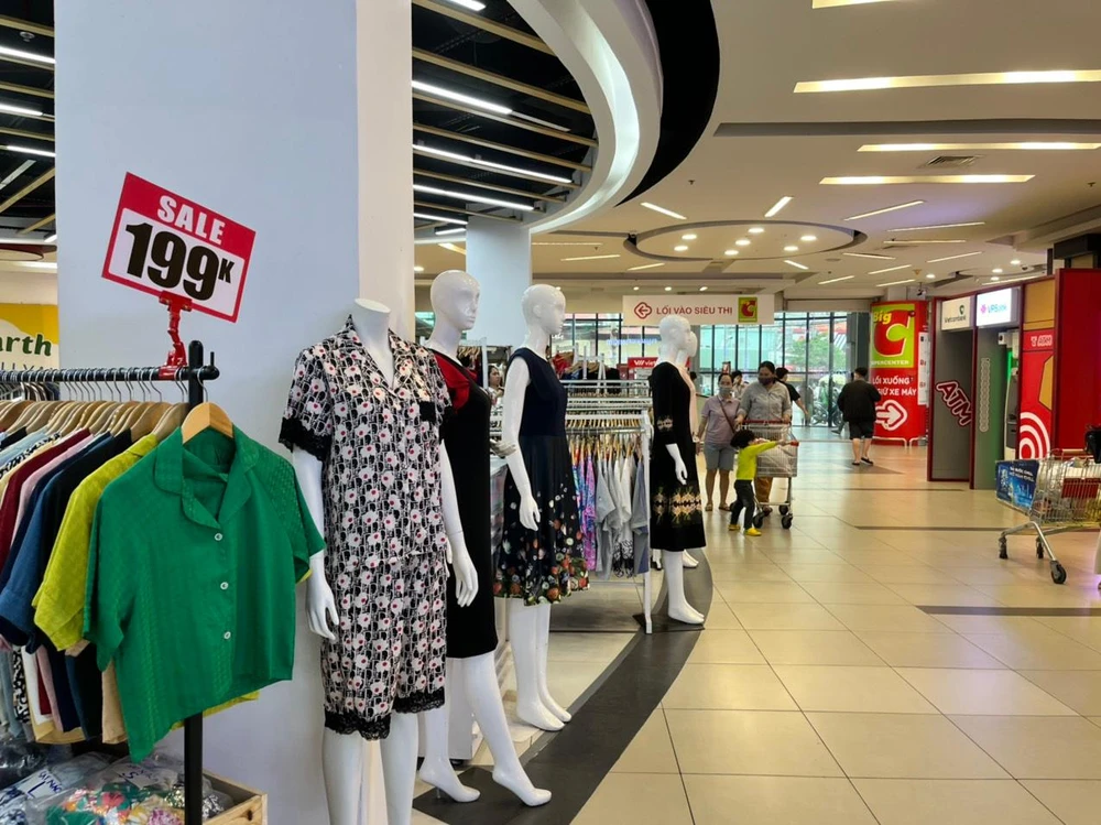 Một gian hàng quần áo thời trang bên dưới siêu thị tung giảm giá hấp dẫn nhưng không nhiều khách