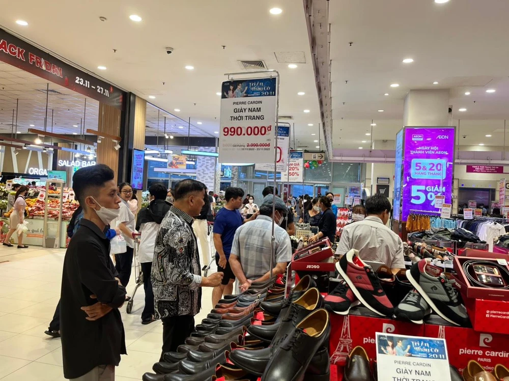 Giày thời trang giảm giá cũng được khách hàng nam quan tâm
