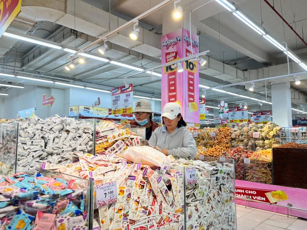 Người dân chọn mua các món thạch rau câu Một gian hàng quần áo thời trang bên dưới siêu thị tung giảm giá hấp dẫn nhưng không nhiều khách