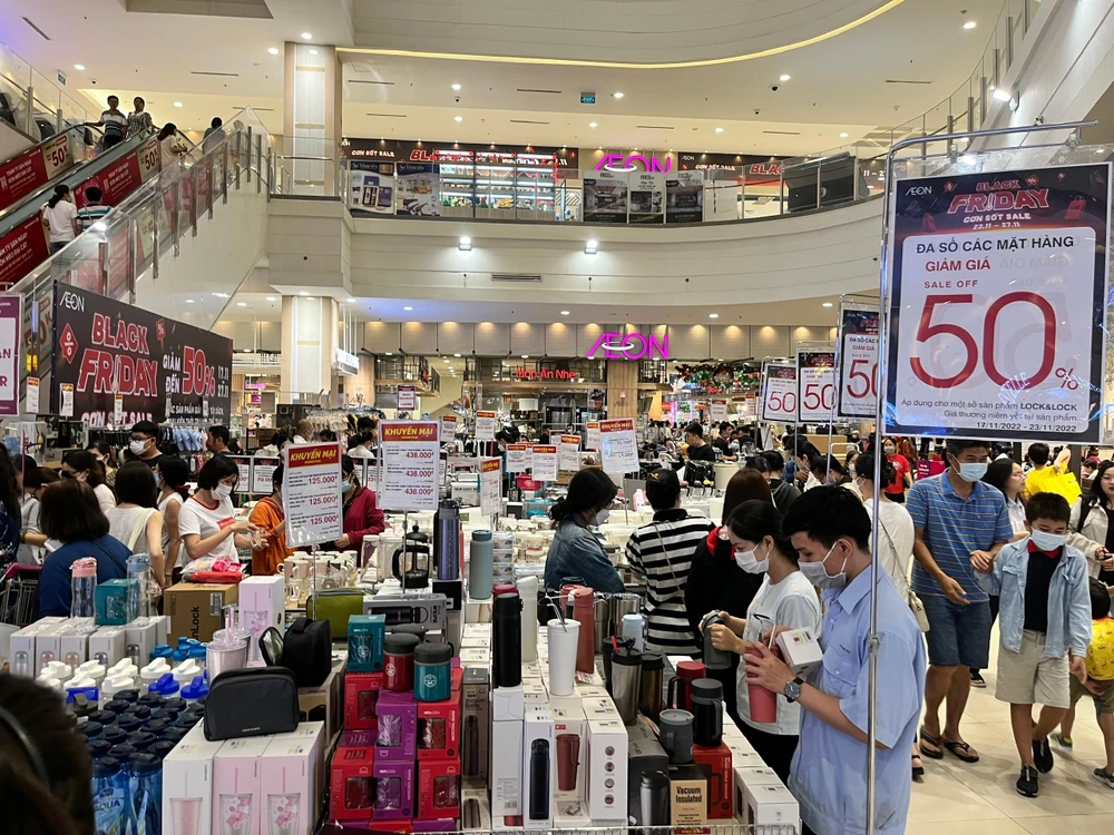 Tại Aeon Tân Phú khu vực tầng trệt một gian hàng thu hút nhiều khách hàng chọn mua với nhiều mặt hàng giảm 50%