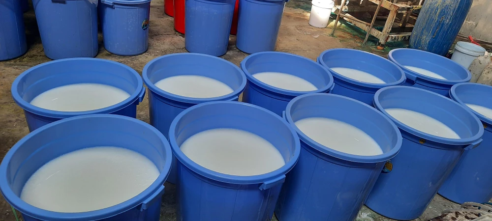 Các loại hóa chất đựng trong thùng phuy màu xanh có chất lỏng màu trắng dạng sệt