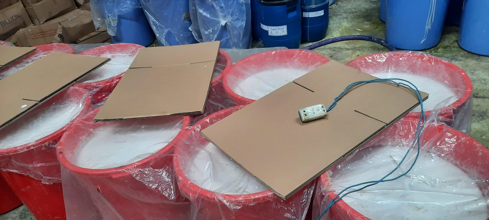 Nguyên liệu bán thành phẩm chứa trong các thùng phuy, thùng nhựa