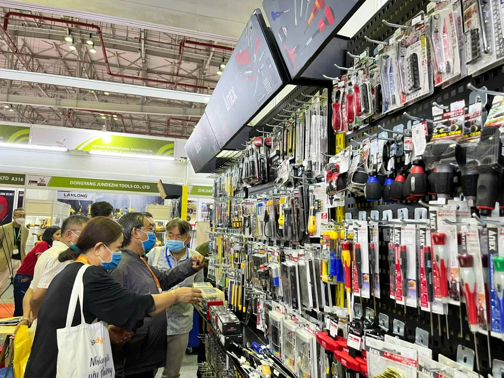 Nhiều người dân quan tâm đến các dụng cụ cầm tay của Nhật Bản.