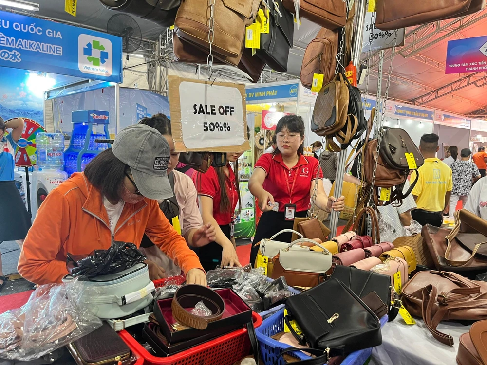 Túi xách thời trang giảm giá 50% thu hút khách tham quan mua sắm