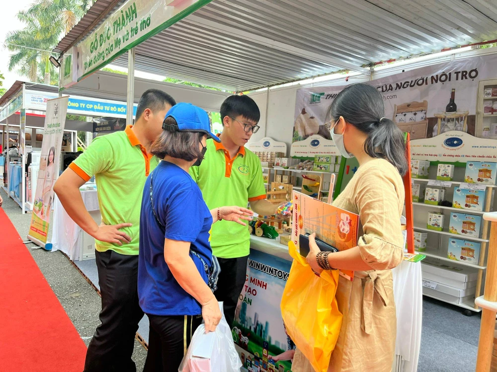 Bảng xếp học chữ và số làm từ gỗ đang giảm giá được một số khách hàng quan tâm đến mua sắm