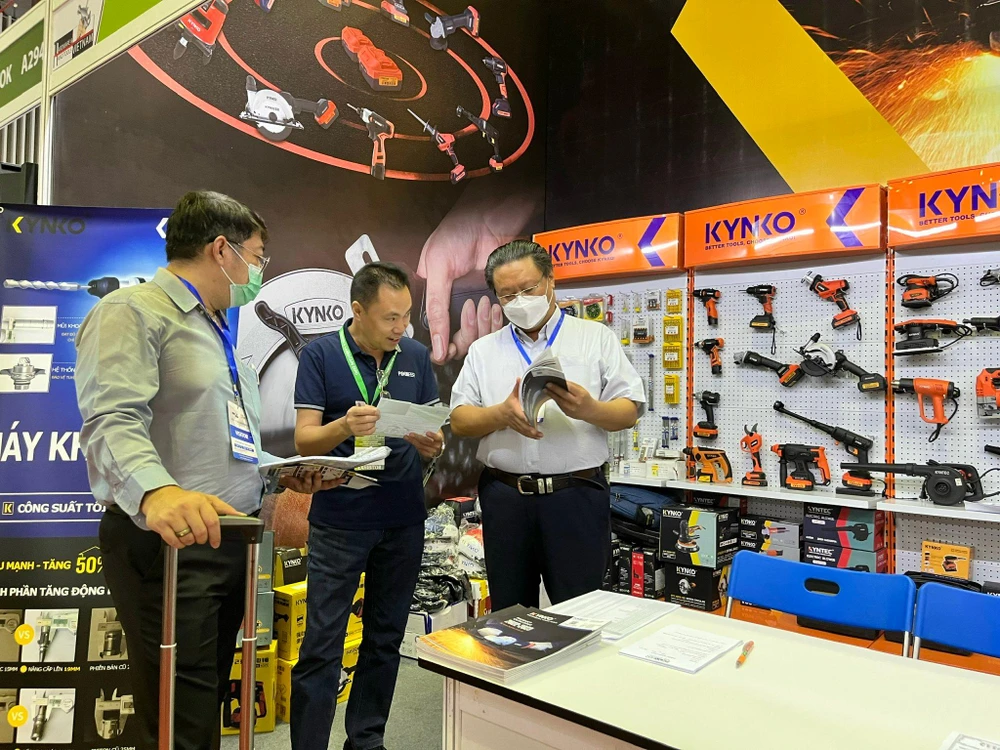 Khách tham quan tìm hiểu về sản phẩm cưa pin cầm tay.