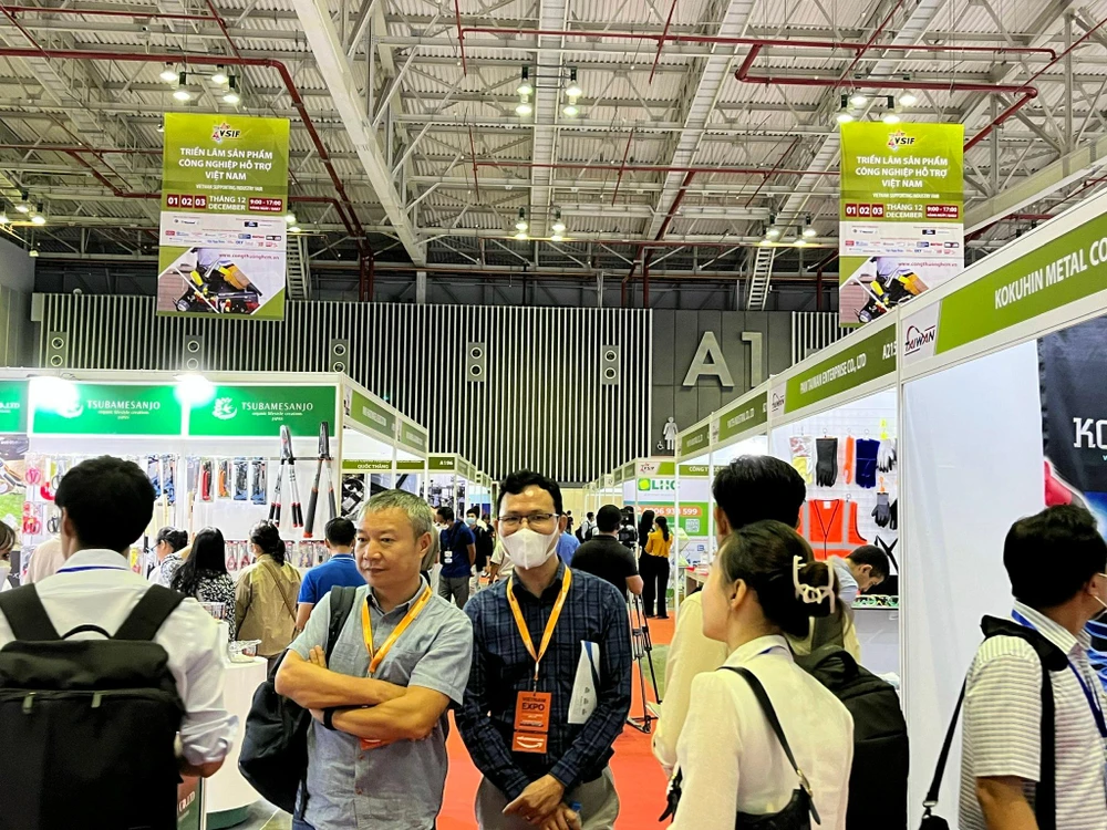 Khách tham quan các triển lãm.