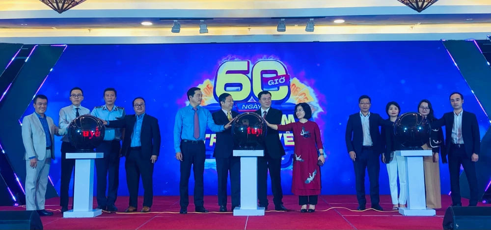 Lãnh đạo Bộ Công Thương, lãnh đạo UBND TP.HCM...thực hiện nghi thức bấm nút kích hoạt Ngày mua sắm trực tuyến -Online Friday 2022