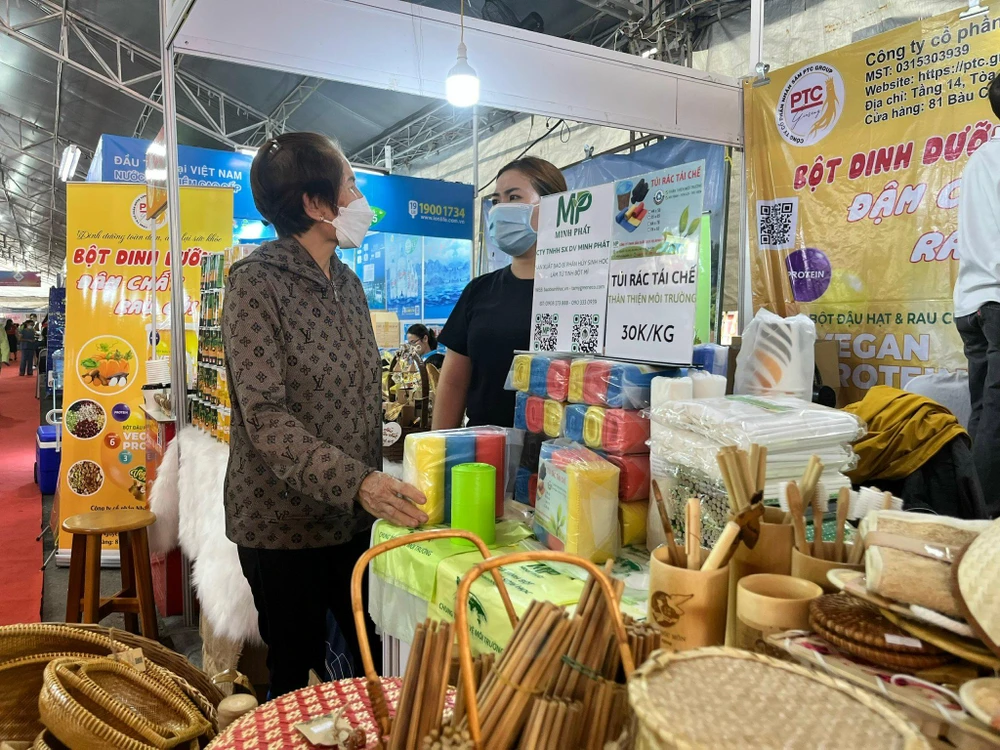 Túi làm từ tinh bột mì giá từ 90.000-110.000 đồng/kg được khách tham quan quan tâm