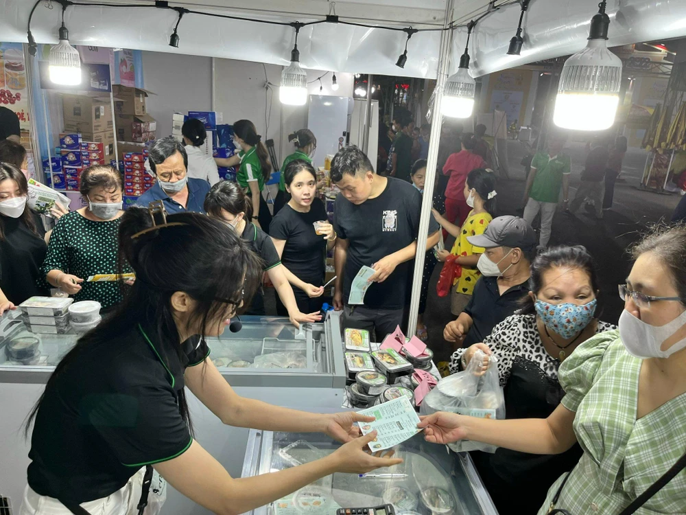 Các loại cá kho sẵn như cá cơm kho tiêu, cá nục kho khô giá 15.000 đồng/hộp/100gr được nhiều người chọn mua Các loại cá kho sẵn như cá cơm kho tiêu, cá nục kho khô giá 15.000 đồng/hộp/100gr được nhiều người chọn mua