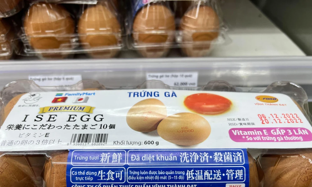 Trứng gà có thể dùng trực tiếp được bán hơn 60.000 đồng/hộp 10 quả.