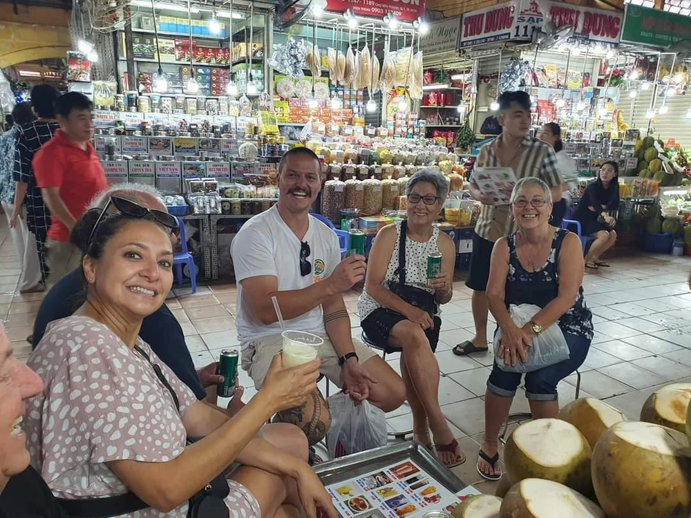 Du khách thưởng thức nước dừa