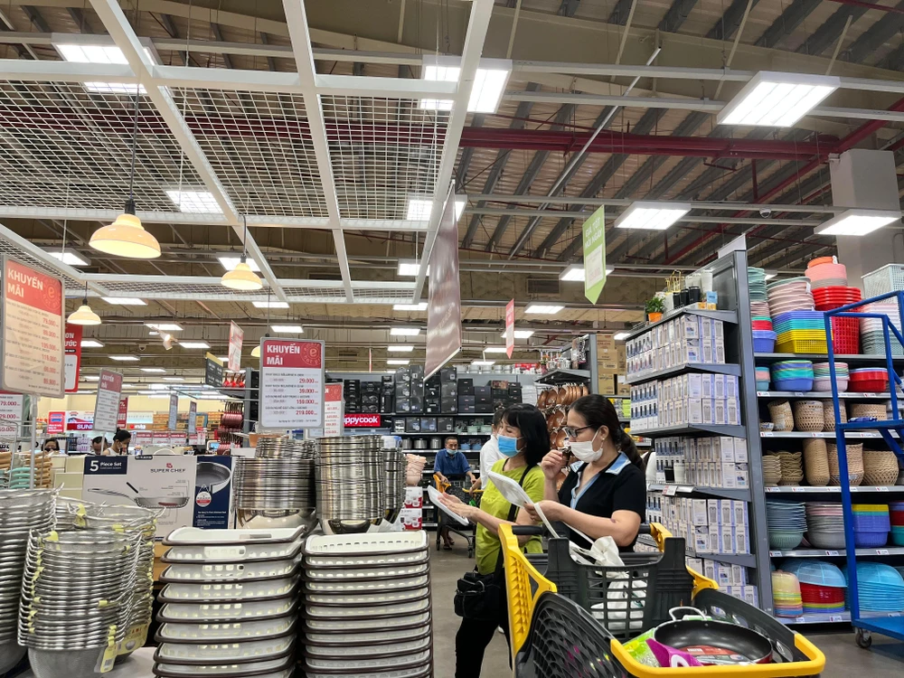 Tương tự nhiều mặt hàng gia dụng giảm giá thu hút khách hàng quan tâm mua sắm