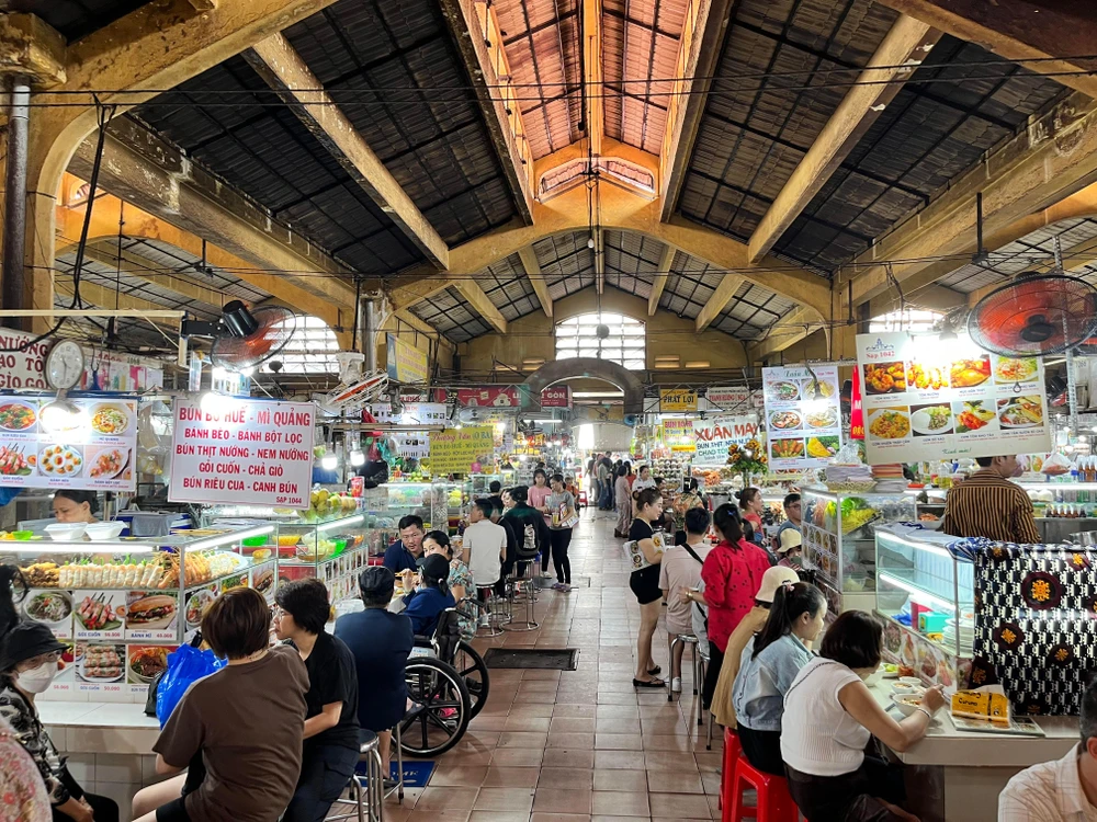 Ngành hàng ăn uống kín chỗ