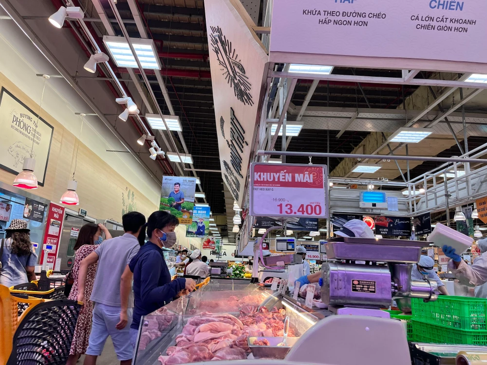 Hai ngày cận Tết, các doanh nghiệp bình ổn thị trường giảm giá thịt heo, trứng, thịt gà...