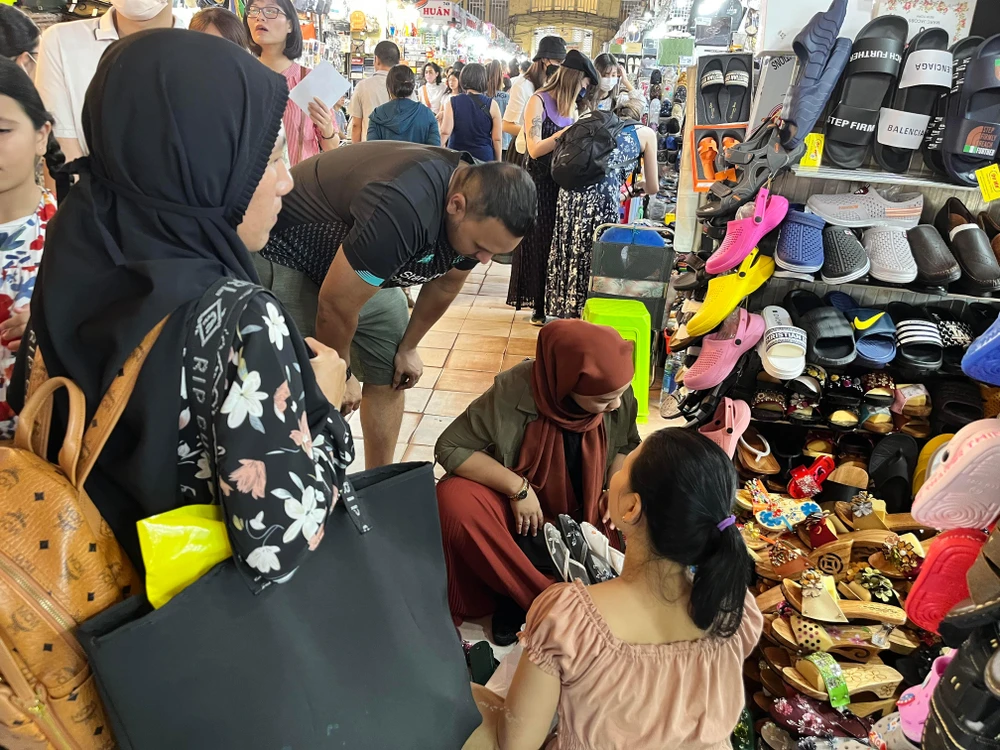 Giày dép được du khách rất quan tâm