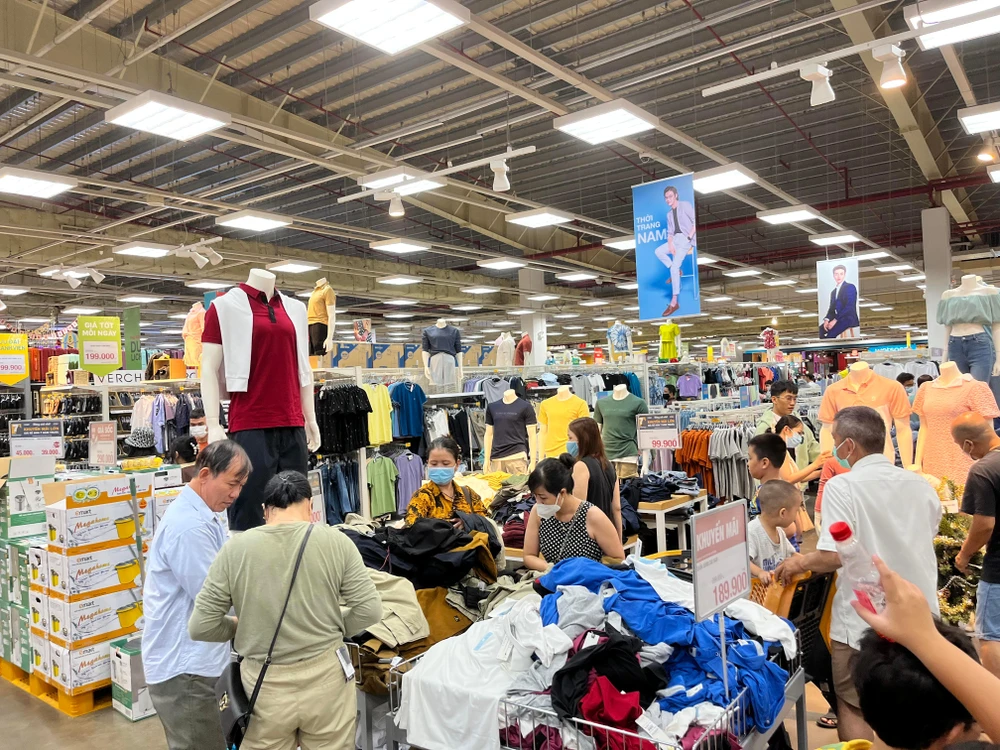 Quần áo nam nữ đang được khuyến mãi nên nhiều gia đình chọn lựa