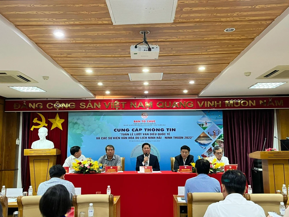 Lãnh đạo tỉnh Ninh Thuận trao đổi tại buổi cung cấp thông tin. ẢNH: TÚ UYÊN