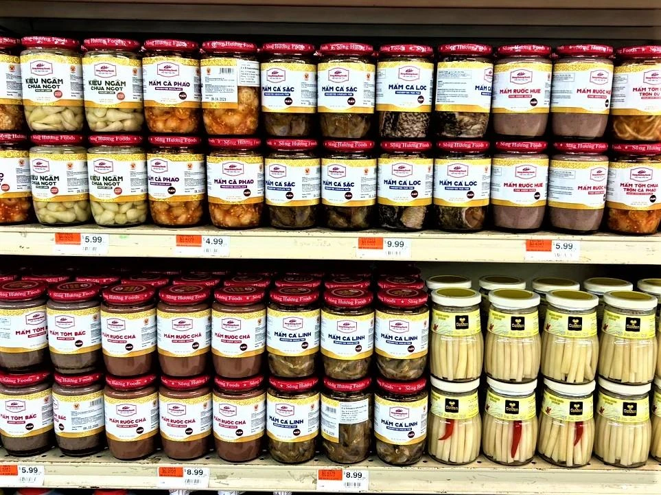 Các loại mắm đặc sản gia truyền của công ty Việt Nam có mặt trên kệ siêu thị ở Mỹ.