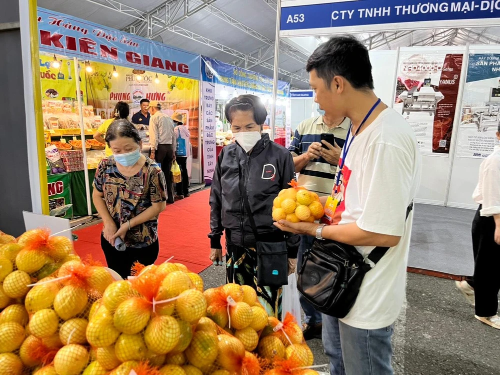 Gian hàng đặc sản tỉnh Sóc Trăng giới thiệu chanh leo đến khách tham quan