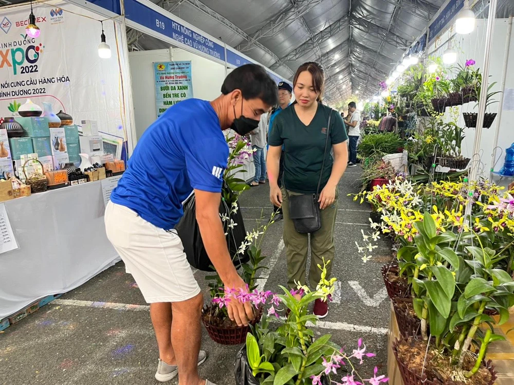 Người dân hồ hởi mua được nhiều chậu lan tại hội chợ