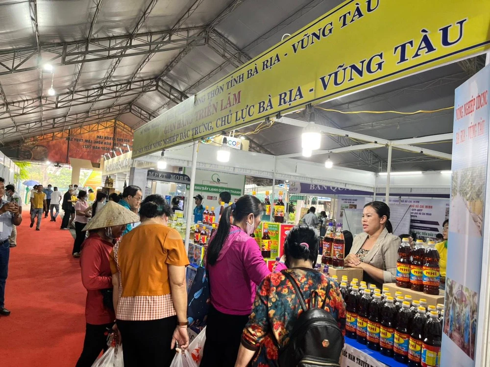 Gian hàng nước mắm tỉnh Bà Rịa - Vũng Tàu đang có khuyến mãi mua 2 tặng 1 thu hút khách tham quan mua sắm