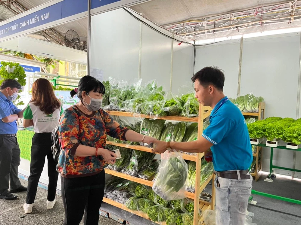 Rau thủy canh các loại giá 15.000 đồng/bó được khách đi hội chợ chọn mua