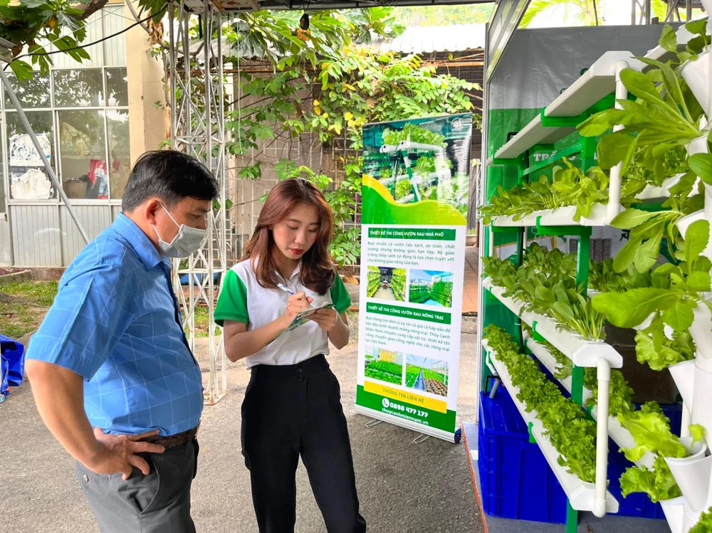 Khách tham quan quan tâm đến quy trình lắp ráp trồng rau thủy canh tại nhà