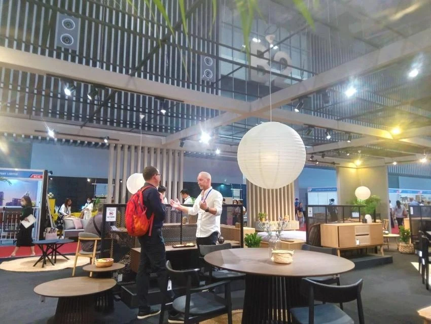 Khách tham quan Hội chợ quốc tế Đồ gỗ và Mỹ nghệ xuất khẩu Việt Nam năm 2022. Ảnh: TÚ UYÊN