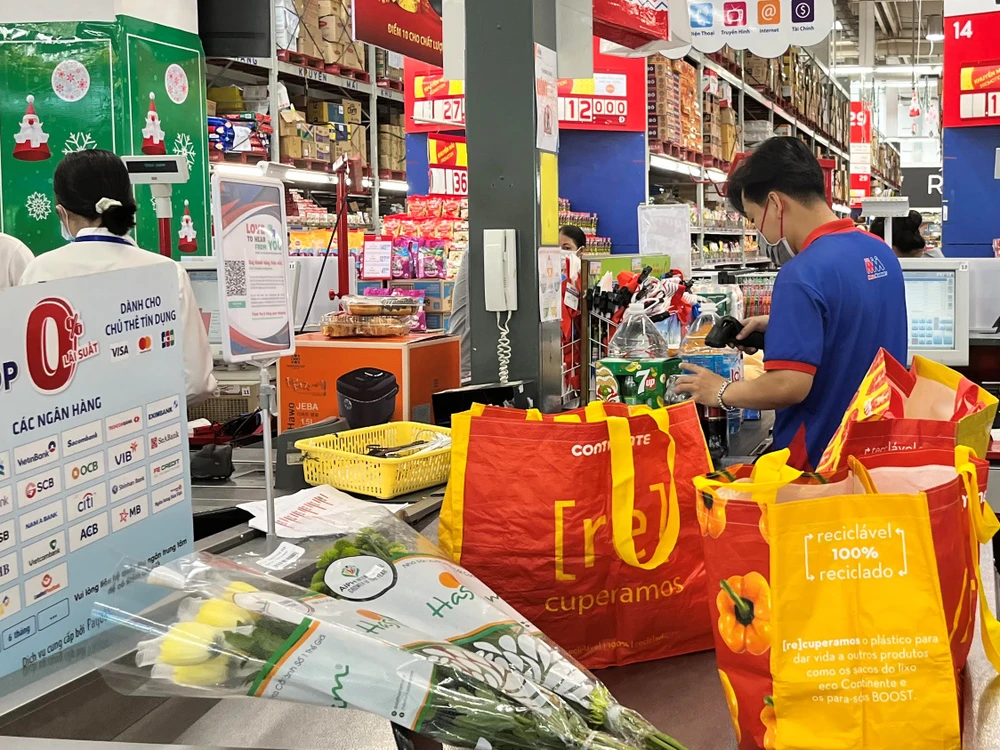 Các siêu thị khuyến khích người tiêu dùng sử dụng túi thân thiện môi trường Các siêu thị khuyến khích người tiêu dùng sử dụng túi thân thiện môi trường