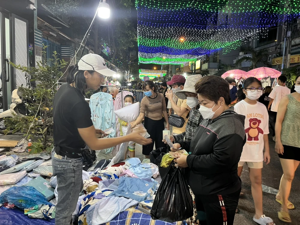 Chăn drap áo gối... được giảm giá thu hút khách mua sắm