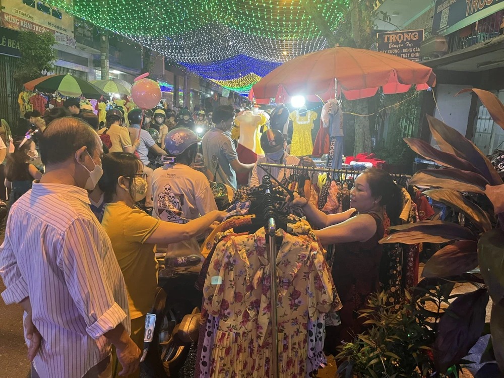 Đầm nữ giảm giá còn 180.000 đồng/cái được người dân quan tâm