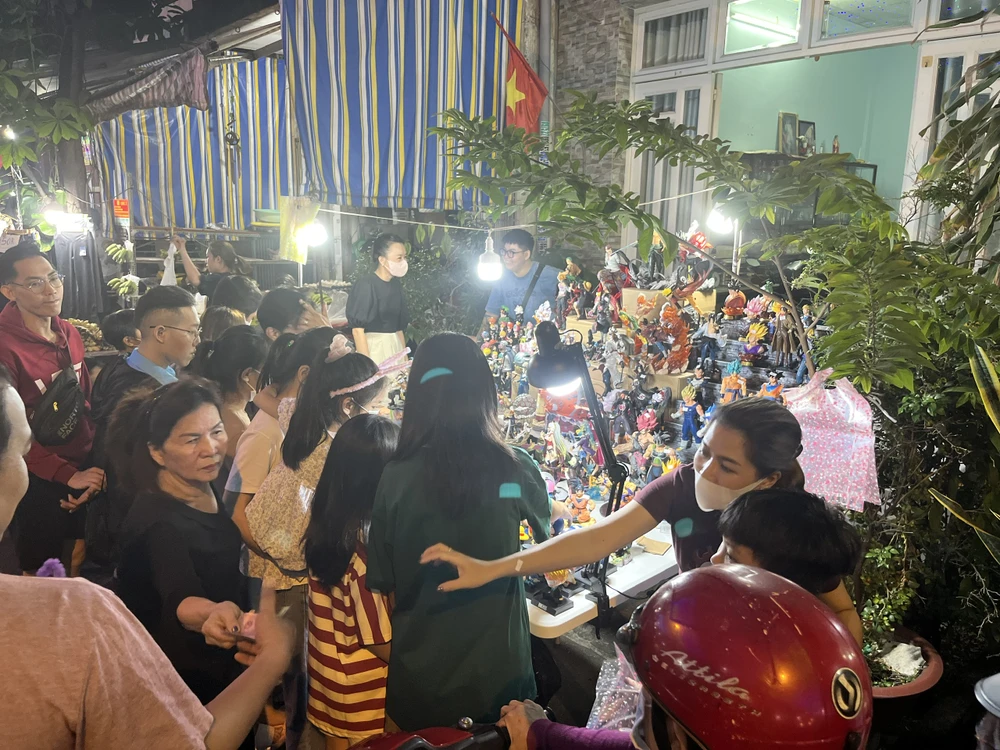 Tượng mô hình các nhân vật trong truyện tranh như Doraemon, siêu nhân... được nhiều trẻ em thích thú ghé xem