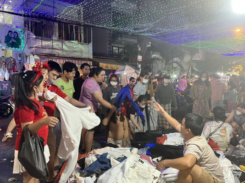 Áo khoác, quần jean... giá 50.000 đồng