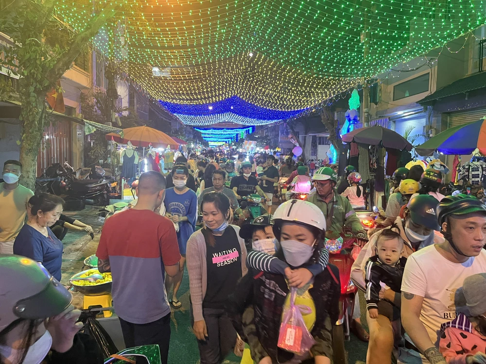 Đa số người dân gửi xe tại các con đường nhánh để đi bộ dạo mua sắm