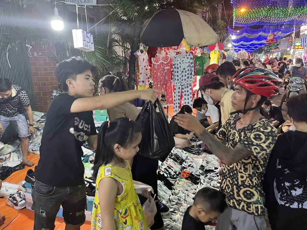 Một người dân đã chọn mua giày thể thao đồng giá