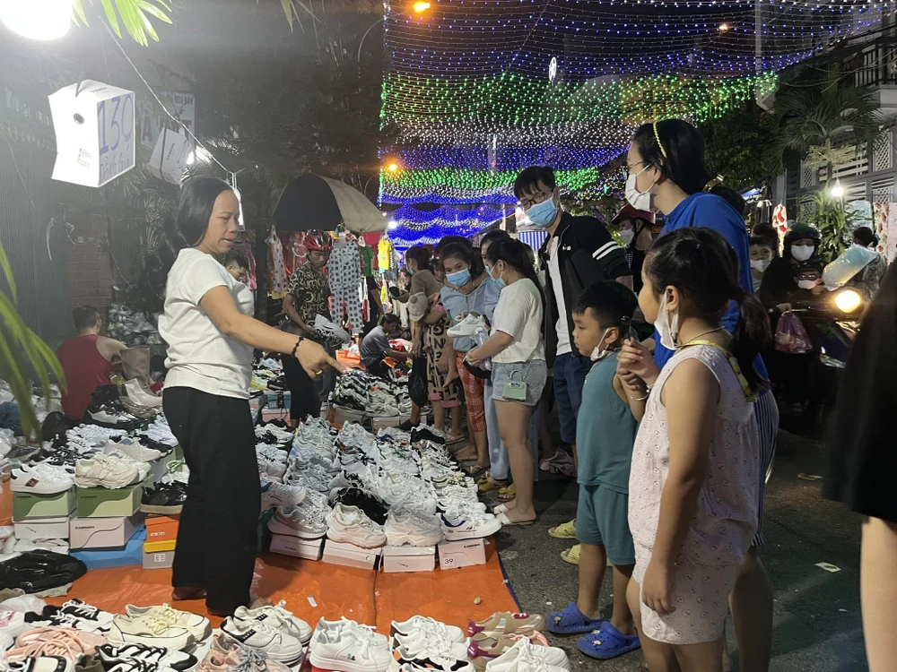 Giày thể thao nam nữ đồng giá 130.000-150.000 đồng/đôi