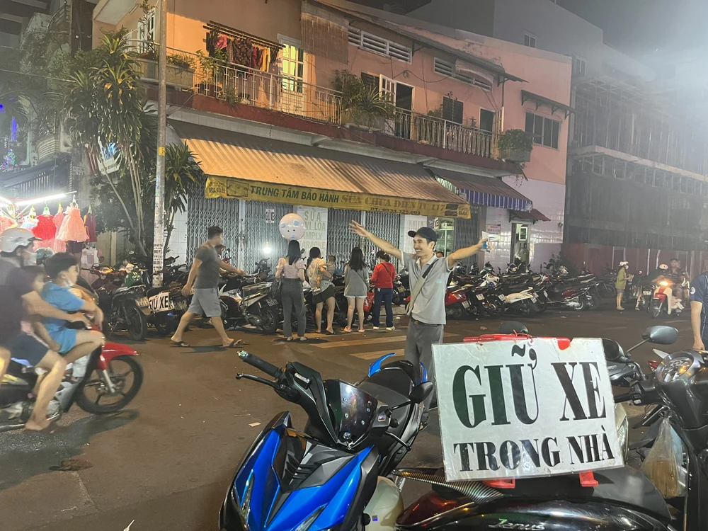 Giá giữ xe 20.000 đồng/chiếc