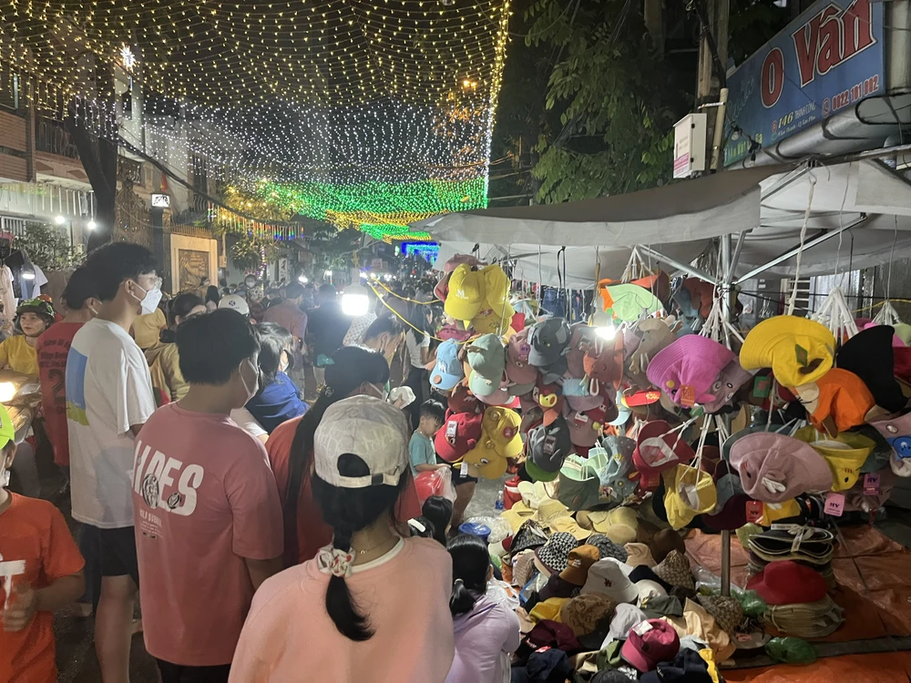 Mũ nón trẻ em giá 100.000 /ba cái