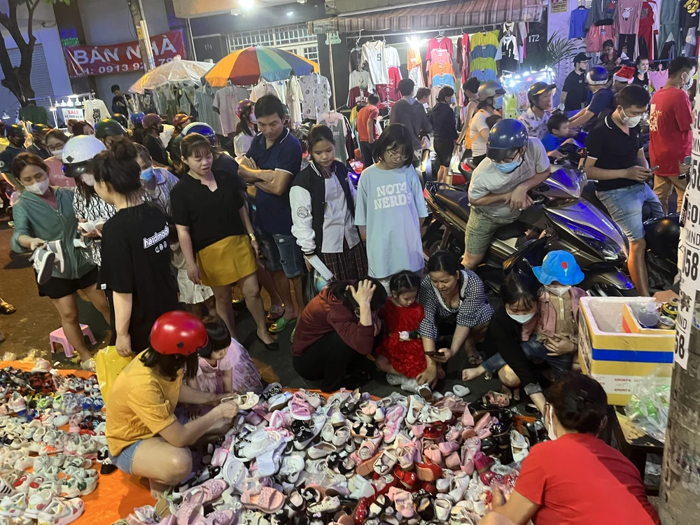 Điểm bán giày dép trẻ em được nhiều gia đình ghé chọn mua