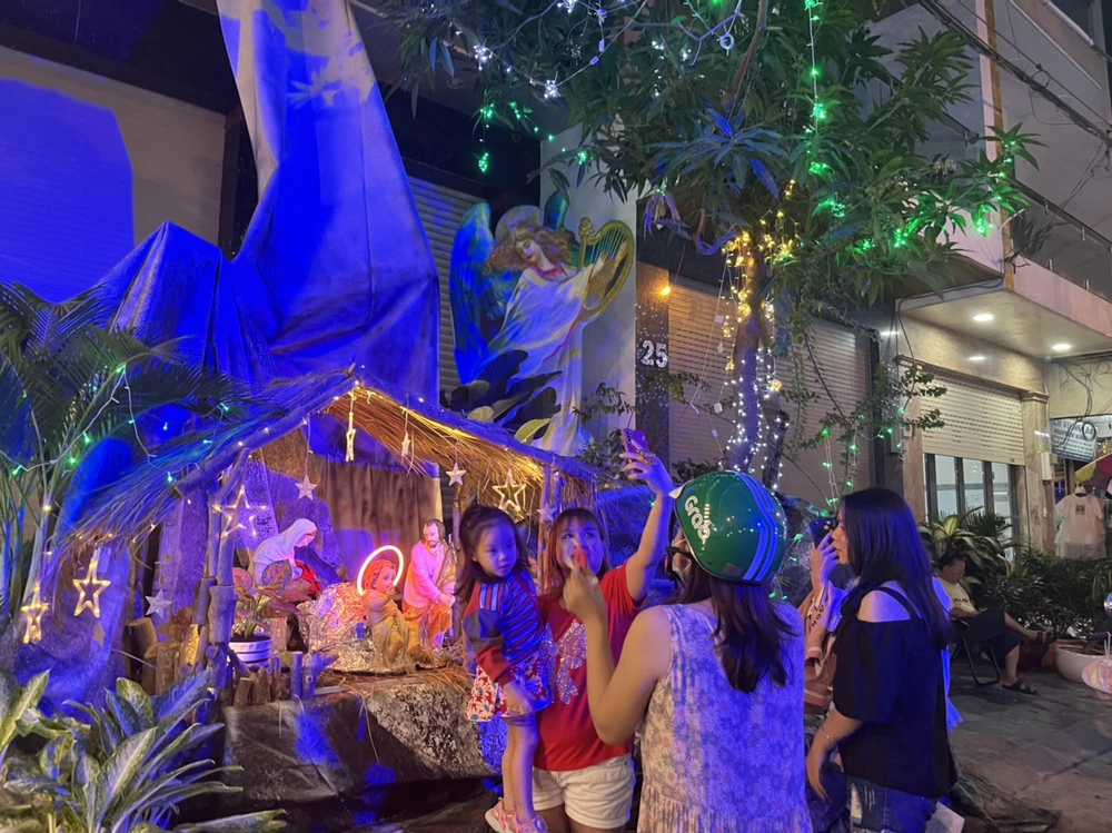 Người dân chụp ảnh lưu niệm trước hang đá