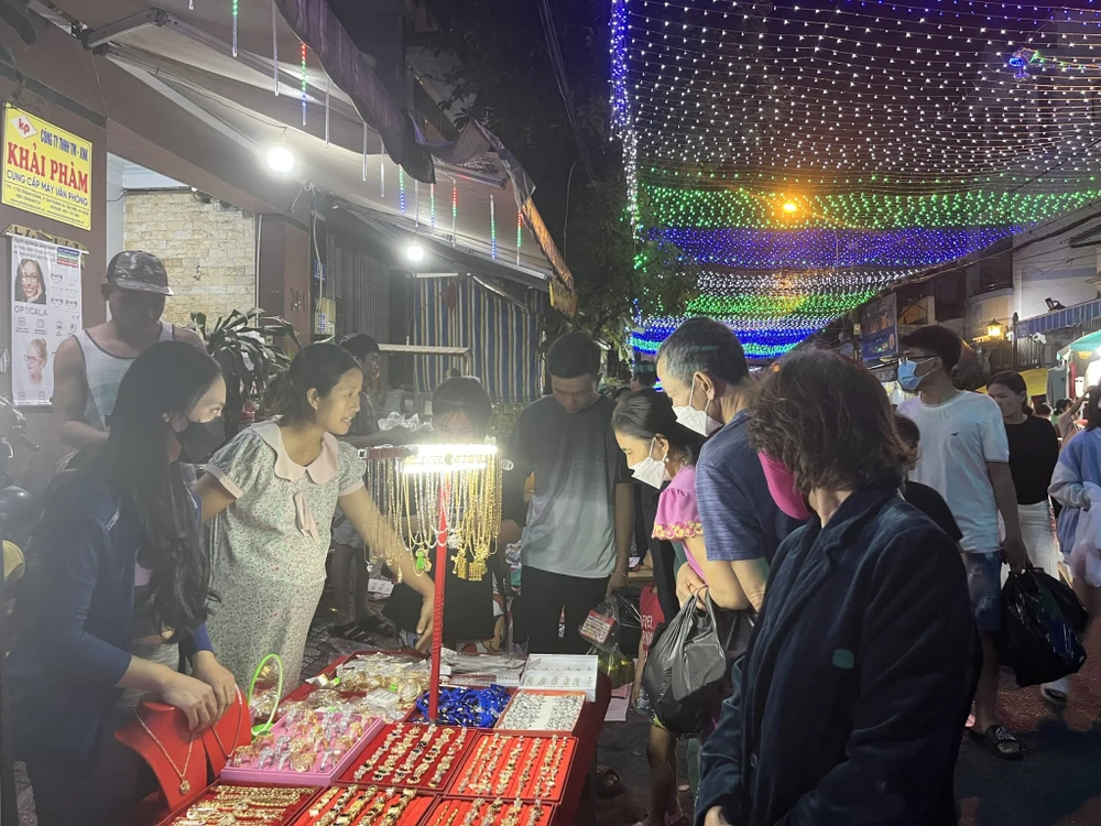 Đồ trang sức từ vài chục ngàn trở lên được người dân đi chơi Giáng sinh quan tâm