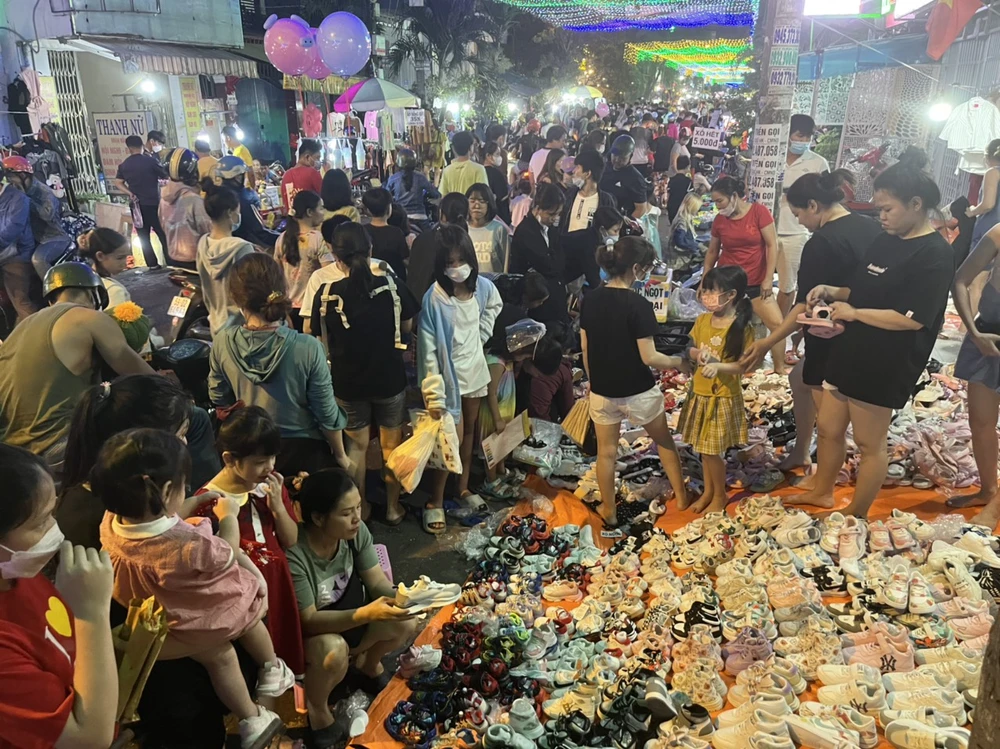 Giày trẻ em từ 150.000 đồng/đôi trở lên được nhiều gia đình ghé mua