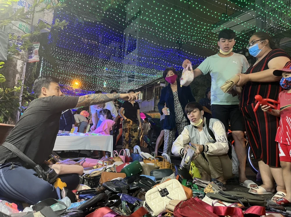 Túi xách thời trang tùy loại đều có giá mềm