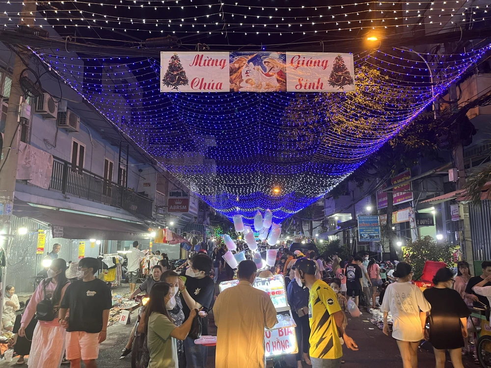 22 giờ đêm xóm đạo vẫn còn nhiều khách dạo chơi mua sắm