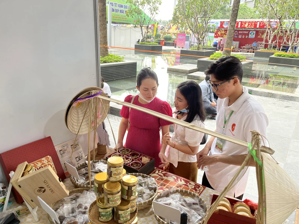 Các gian hàng đều mời khách dùng thử trước khi quyết định mua