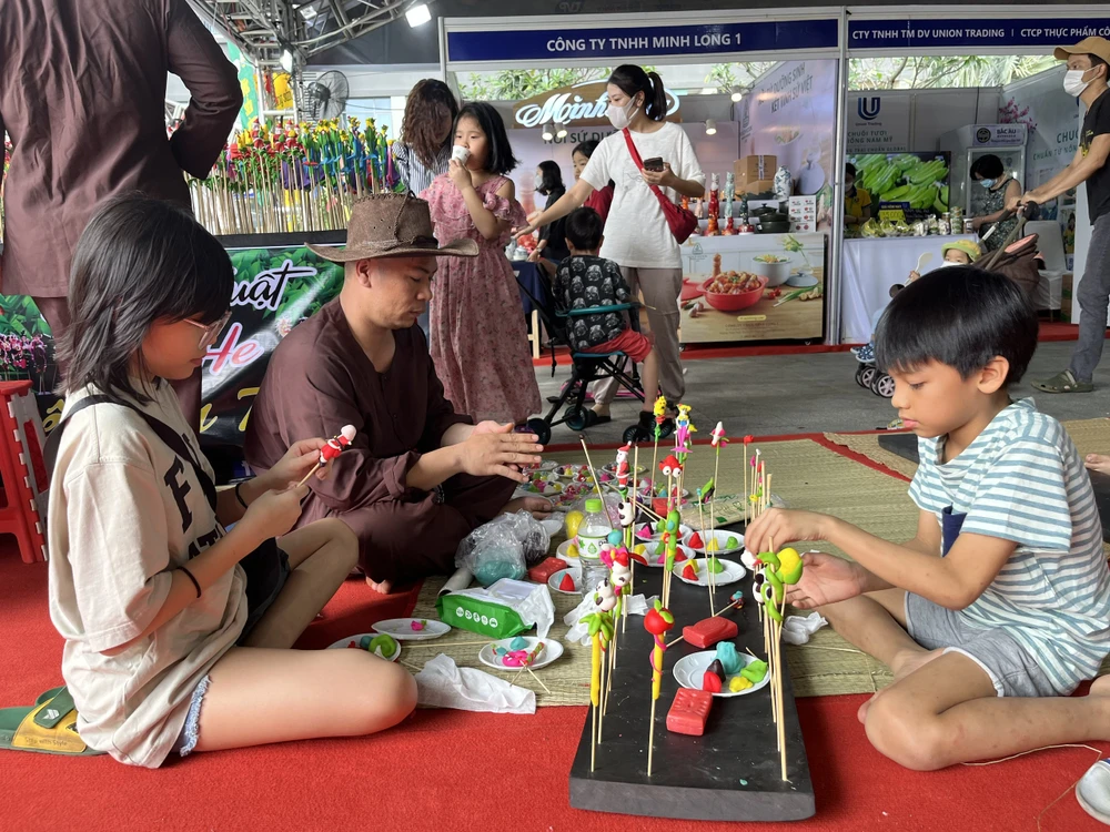 Trẻ em tập làm tò he tại lễ hội