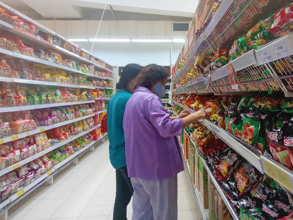 Người tiêu dùng chọn mua mì ăn liền ở siêu thị Người tiêu dùng chọn mua mì ăn liền ở siêu thị